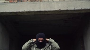 Beyaz bir adam kafasına kar maskesi geçirir, bir poster kaldırır ve protesto başlatır. Uzay izleme noktalarını kopyala. Boş yeşil ekran tahtası.