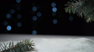 Bir kadın eli kara bir alışveriş sepeti koyar ve içine kırmızı bir kutu koyar. Noel hediyeleri konsepti