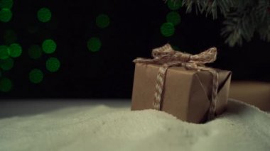 Ağacın altında bir kutuda fiyonk ve el işi kâğıdı var. Noel ışıkları