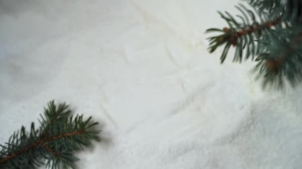 Vista superior de una mano femenina poner una caja roja con un arco en la nieve. concepto de regalos de Navidad — Vídeo de stock