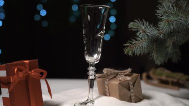 Karda, kutuların yanında içinde hediyeler olan bir bardak var. Şampanya dök. Boşluğu kopyala