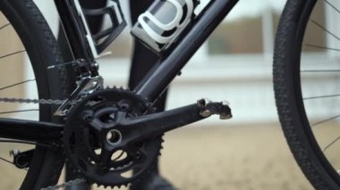 Bisikletçi özel ayakkabılar giyiyordu ayağını kontak pedala koydu ve sürmeye başladı.