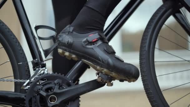 Le cycliste portant des chaussures spéciales enlève ses baskets et pédales de contact — Video