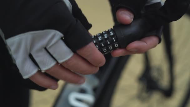 Mani maschili sulla serratura combinazione raccogliere una combinazione di numeri e aprirlo. concetto di blocco bici — Video Stock