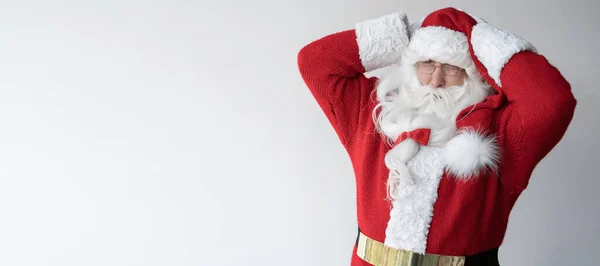 Noel Baba bembeyaz duruyor, elleriyle başını tutuyor.. — Stok fotoğraf