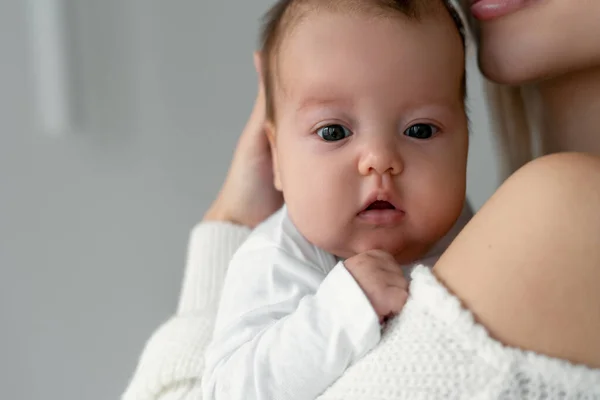 Retrato de un recién nacido en el hombro de mamá. La ternura de mis manos madres y un hermoso bebé. — Foto de Stock