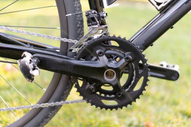 Dağ bisikleti için yakın temas pedalları.