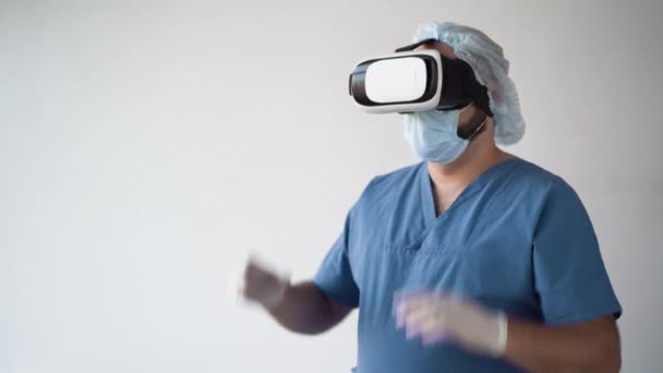 Γιατρός που εργάζεται σε νοσοκομειακό γραφείο χρησιμοποιώντας τεχνολογία εικονικής πραγματικότητας. Βγάζει τα γυαλιά εικονικής πραγματικότητας — Αρχείο Βίντεο