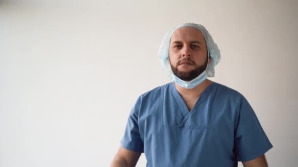 Vista da vicino di un medico di sesso maschile con una maschera chirurgica sul viso. pollice su entrambe le mani. — Video Stock