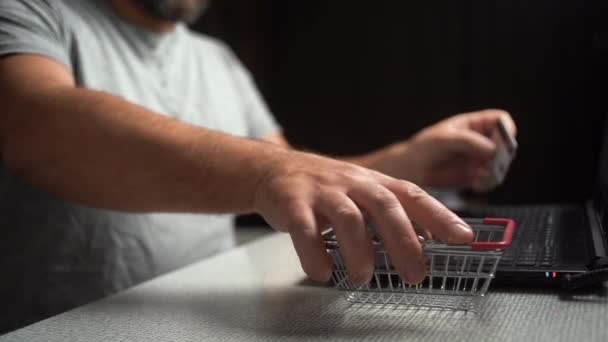 Hænder indtaste numre på den bærbare tastatur. Kasser lægges i indkøbskurven. koncept for at købe gaver online – Stock-video