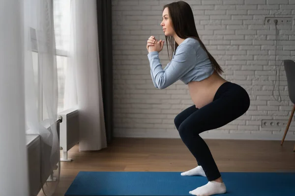 Güzel Hamile Kadın Evde Egzersiz Yapıyor Çömelme Boşluğu Kopyala — Stok fotoğraf