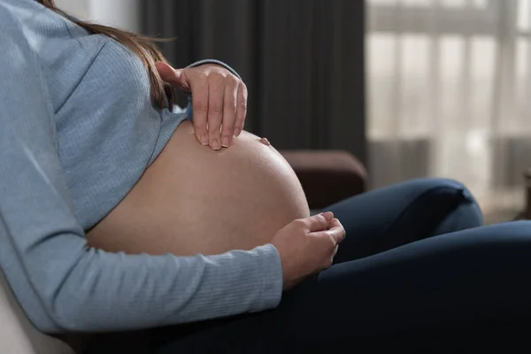Vientre Cerca Una Mujer Embarazada Acariciándolo Con Las Manos Copiar — Foto de Stock