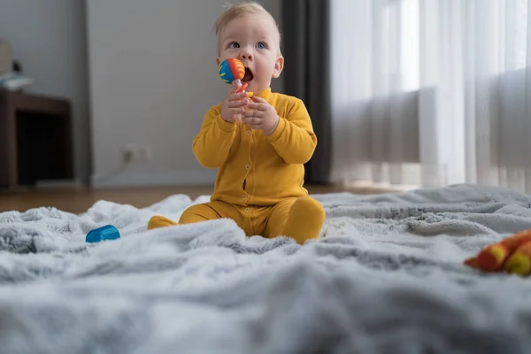 Ein Kleiner Junge Overalls Sitzt Auf Dem Boden Und Hält — Stockfoto