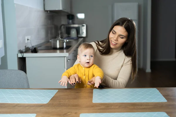 Kaukasiska Mor Med Ett Ettårigt Barn Sitter Köket Framför Bordet — Stockfoto