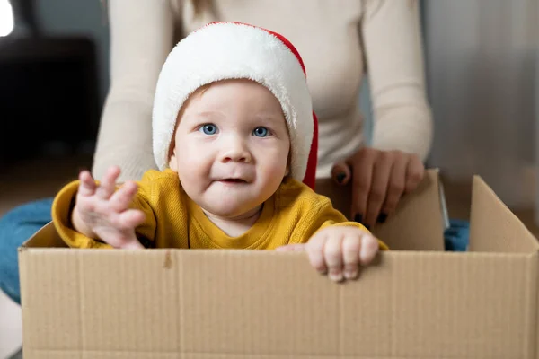 Yaşındaki Küçük Bir Çocuk Kafasında Noel Baba Şapkasıyla Bir Kutuda — Stok fotoğraf