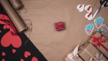 Erkek ellerinin küçük kırmızı bir kutuyu açtığı en üst görüntü. Sevgililer Günü konsepti.