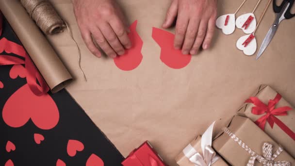 Mãos homens tentando juntar o corte em pedaços de papel coração. O conceito de decidir relações após o divórcio. — Vídeo de Stock