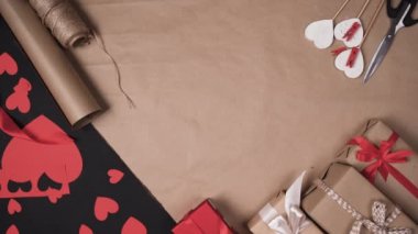 Erkek elleri masaya kalp şeklinde bir kutu koyuyor. - Evet. Sevgililer Günü hediye konsepti.