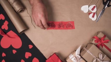 Üst manzara, erkek elleri kalp şeklinde bir şablona ışıldar. Sevgililer Günü Tatil Konsepti.