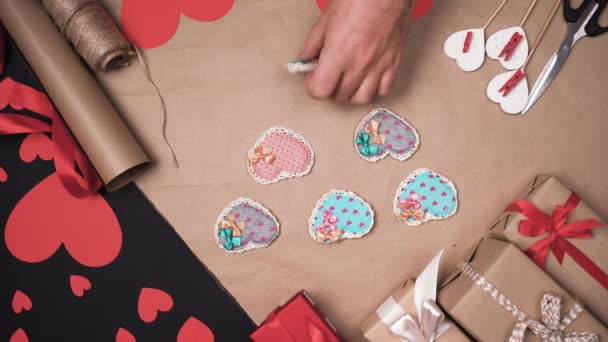 Bovenaanzicht van mannelijke handen verzamelen harten gemaakt van tafelkleed. Valentijnsdag concept — Stockvideo