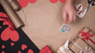 Erkek elleri kumaştan yapılmış kalpler serer. El yapımı kopyalama uzayı. Sevgililer Günü konsepti