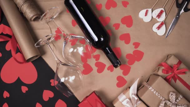 Pohled shora na mužské ruce, jak dávají vývrtku na stůl poblíž láhve vína. Valentines day holiday concept. — Stock video