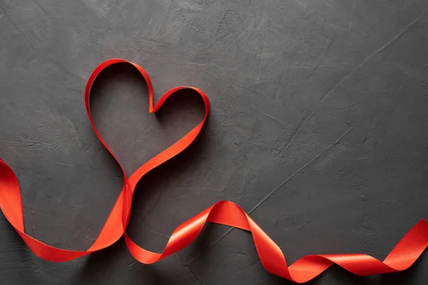 Feliz día de San Valentín. Corazón de cinta roja sobre un fondo de hormigón oscuro. Concepto de San Valentín. Baner.. — Foto de Stock