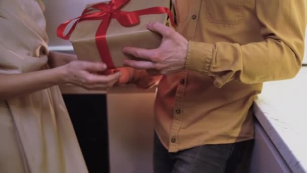 Τα αρσενικά χέρια περνούν ένα κουτί δώρου στα θηλυκά χέρια. Ευτυχισμένο το Νέο Έτος, Καλά Χριστούγεννα, Ευτυχισμένη Ημέρα του Αγίου Βαλεντίνου, Επέτειος, — Αρχείο Βίντεο