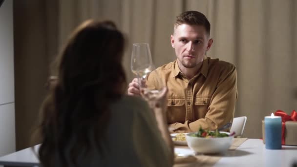 Ein junges Paar speist in einem Restaurant in einer ausschließlich romantischen Atmosphäre. Paar genießt romantisches Abendessen zum Jubiläum, Valentinstag. — Stockvideo