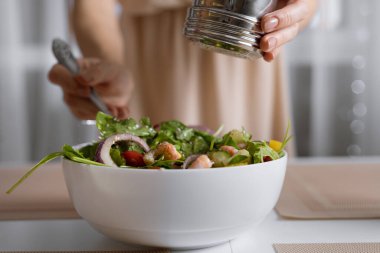 Şef lezzetli yemekler hazırlıyor, hareket bulanıklığı var.