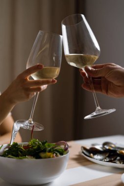 Genç ve evli bir çiftin ellerinde iki şampanya. Sevgililer Günü kutlaması konsepti, yıldönümü