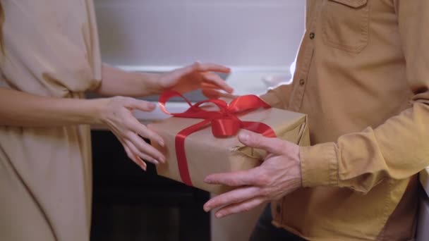 A férfi kezek egy ajándékdobozt adnak át a női kezeknek. Boldog Új Évet, Boldog Karácsonyt, Boldog Valentin napot, Évforduló, — Stock videók