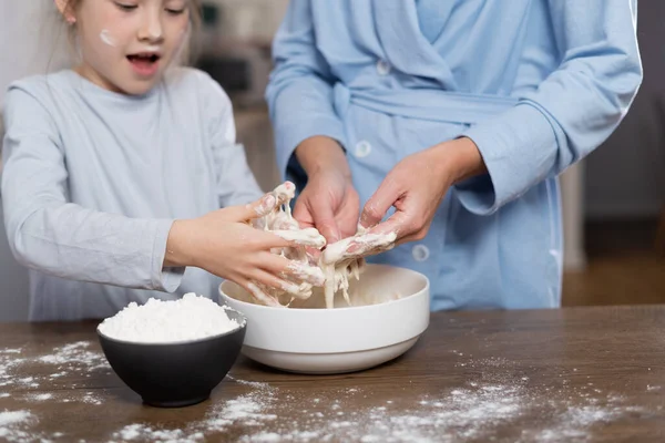 Boldog Anya Aranyos Aranyos Baba Lány Főzni Cookie Vagy Pite — Stock Fotó