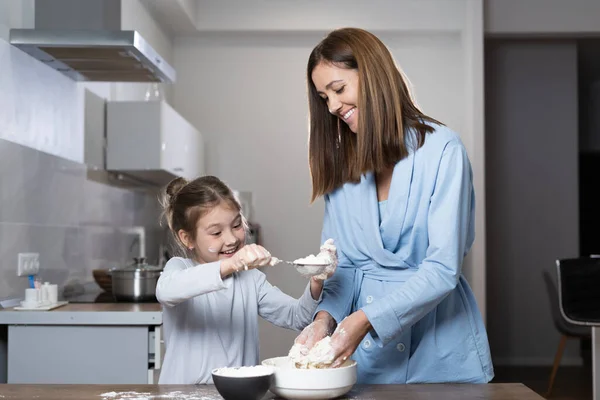 Mutter Und Tochter Bereiten Gemeinsam Der Küche Pizzateig Mädchen Gießt — Stockfoto