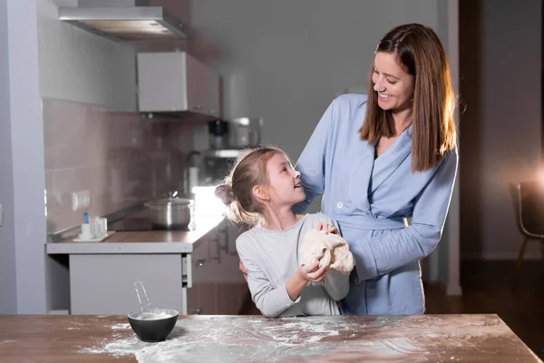 Fröhliche Niedliche Kleine Tochter Und Mutter Eltern Haben Spaß Beim — Stockfoto