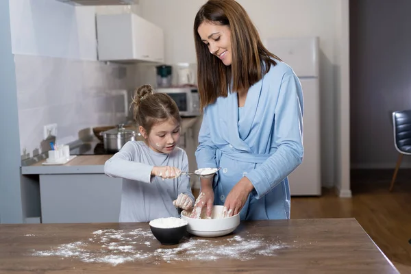 Anne Kızı Mutfakta Birlikte Pizza Hamuru Hazırlıyorlar Kız Bir Kaseye — Stok fotoğraf