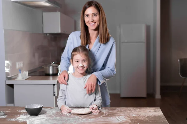 Gut Gelaunt Stehen Mutter Und Tochter Gemeinsam Der Küche Tisch — Stockfoto