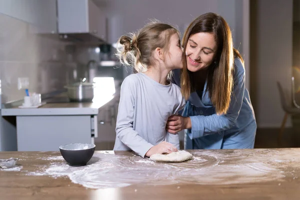 Mamma Och Dotter Tillsammans Köket Knådar Degen Flickan Kysser Kvinnan — Stockfoto