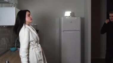 Mutlu ve sevgi dolu genç erkekler ve kadınlar hafta sonu evde eğleniyorlar. Sevgililer Günü konsepti