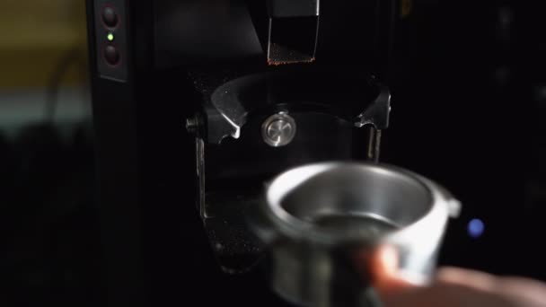 Barista moliendo primer plano de café, el soporte se encuentra en la máquina para moler frijoles — Vídeos de Stock