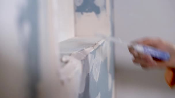 Hand houden gips gereedschap thuis verbetering. pleister aanbrengen op de hoek van de muur met een troffel, close-up — Stockvideo