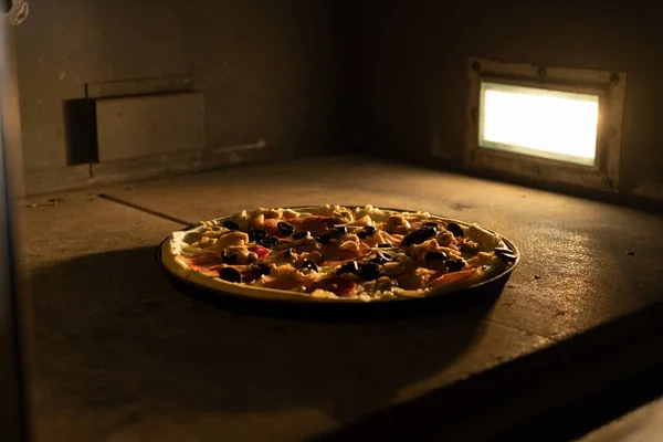 Eine Runde Große Pizza Wird Ofen Mit Licht Gebacken Der — Stockfoto