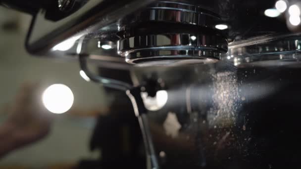 De koffiemachine in de coffeeshop zweeft, klaar voor verse koffie in de ochtend — Stockvideo