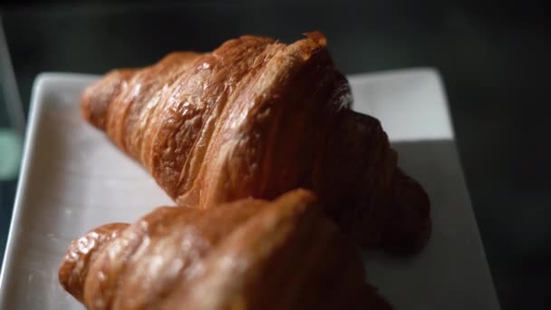Vers gebakken croissants op een bakplaat, etalage in een café. lekker ontbijt — Stockvideo
