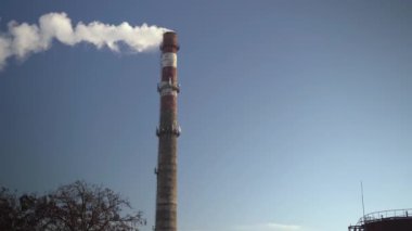 GLOBAL UYARI Borular sanayi atmosferini dumanla kirletir Çevre kirliliği, endüstriyel santraller kirlilik, bacalar egzoz boruları,