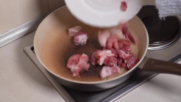 Cerdo en aceite, cerdo frito en una sartén. Cocinar en casa concepto — Vídeos de Stock