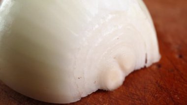 Kadın eli yakından bakınca kırmızı soğanı bıçakla dilimlere ayırıyor. Kırmızı soğan halkası. Yemek hazırlıyorum. Soğanı doğruyorum. Yemek pişirme süreci.