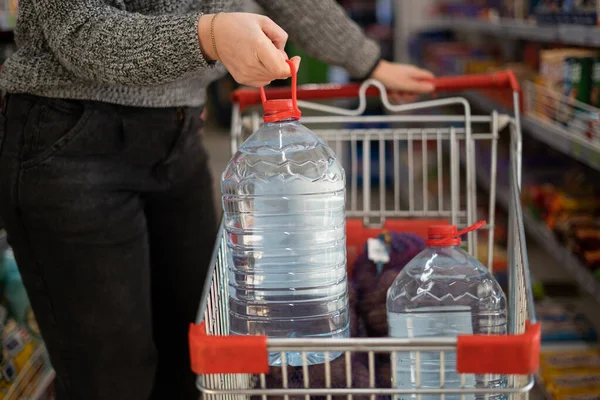 Жінка Кладе Велику Пластикову Пляшку Чистої Води Кошик Продуктовому Магазині — стокове фото