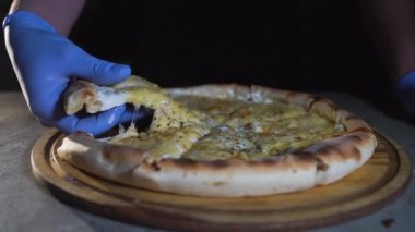 Peynirli lezzetli bir pizza dilimi. Ağız sulandıran yuvarlak pizza dilimi erimiş peynir yayıyor. Tükürüğe neden olacak sulu bir pizza.