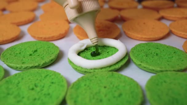 Concepto de cocción, comer y hornear: bolsa de pastelería o inyector que aprieta el relleno de crema en la cáscara de la pasta en la pastelería — Vídeos de Stock